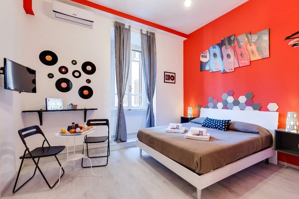 Яркая спальная комната. Комната b. Стеллаж дизайнерский. B room. Butik hotel barcelona.