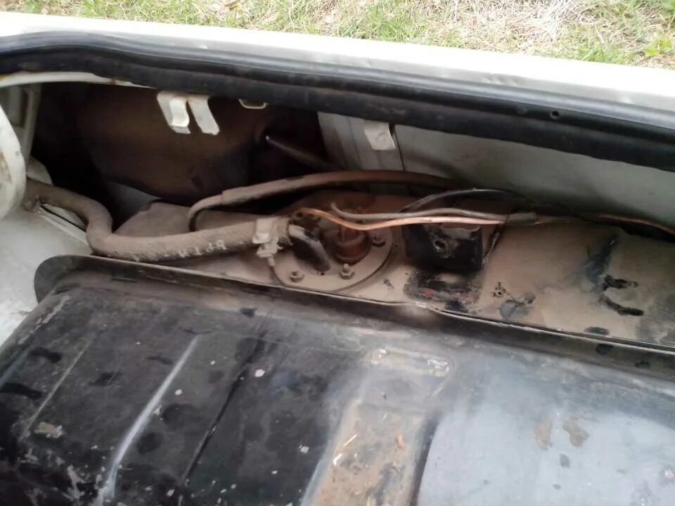 Ваз 2107 пахнет бензином в салоне инжектор. Запах бензина в салоне ваз 2107. Клапан бензобака 2107. Сепаратор бензина ваз 2110. Двухходовой клапан ваз 2107.