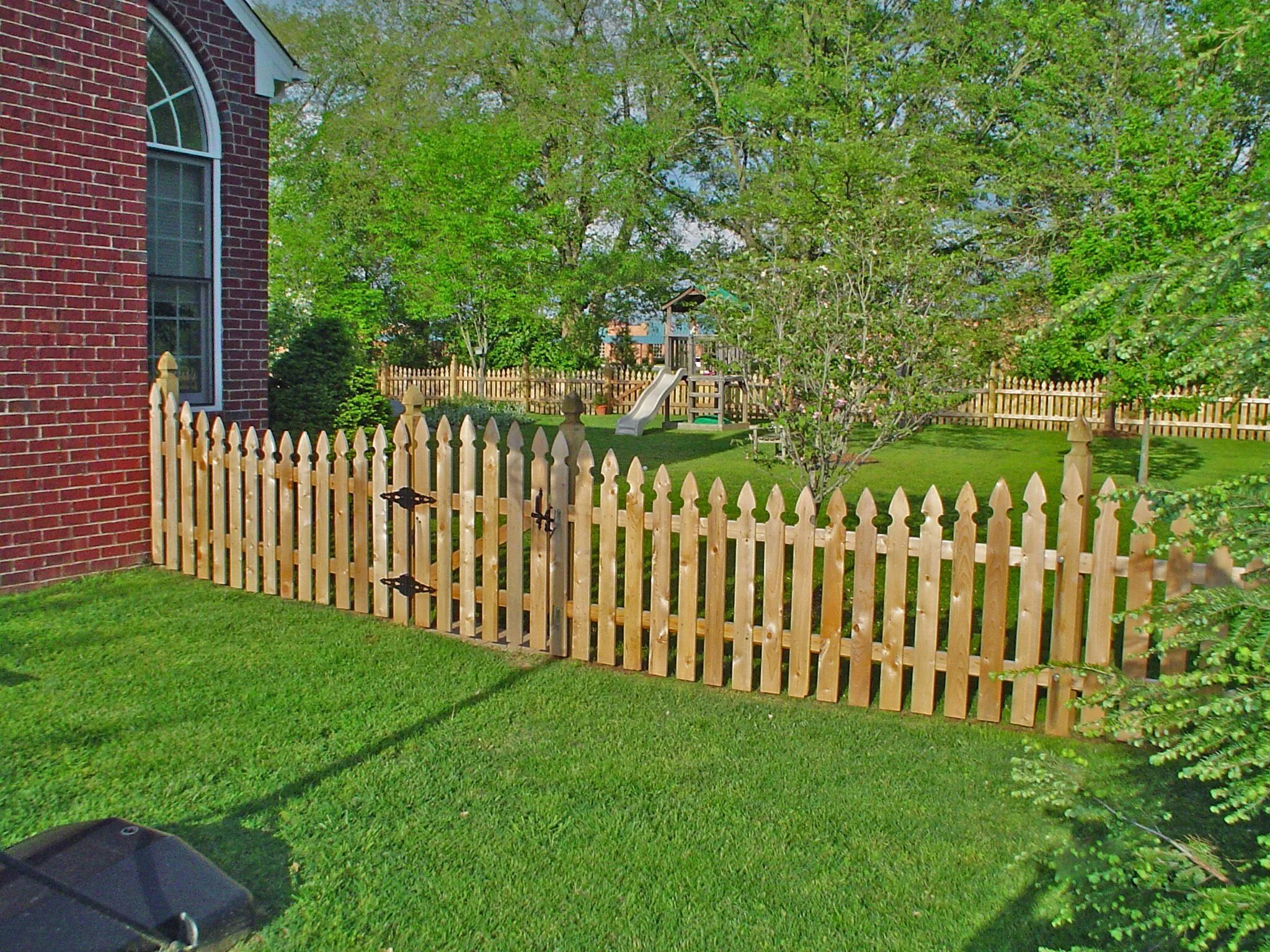Заборы для дома своими руками фото. Забор плетень штакетник. Деревянный заборчик. Красивый деревянный забор. Забор для сада.