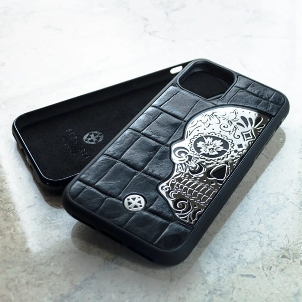 Чехол 13 pro max кожа. Skull leather black - кожаный чехол iphone с мас21. кожаный чехол на айфон 13. чехол с металлическими черепами. чехол на айфон 13 с металлической вставкой.