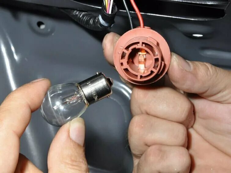 Патрон-винт для лампы е27. Куда вставляется лампочка как называется. Лампочка в вытяжку на кухне. Лампочки под цоколь е14. Чертеж патрона лампы е27.