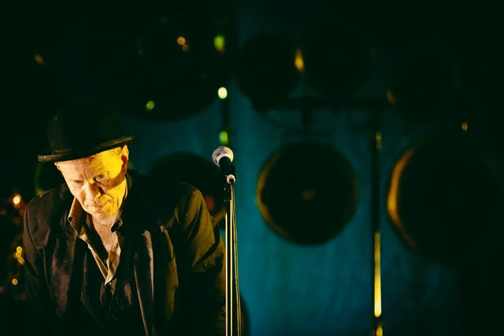 Waiting music. Tom waits. Tom waits 2008 - Live in Concert. Tom waits glitter and Doom Live. Том Уэйтс Википедия.