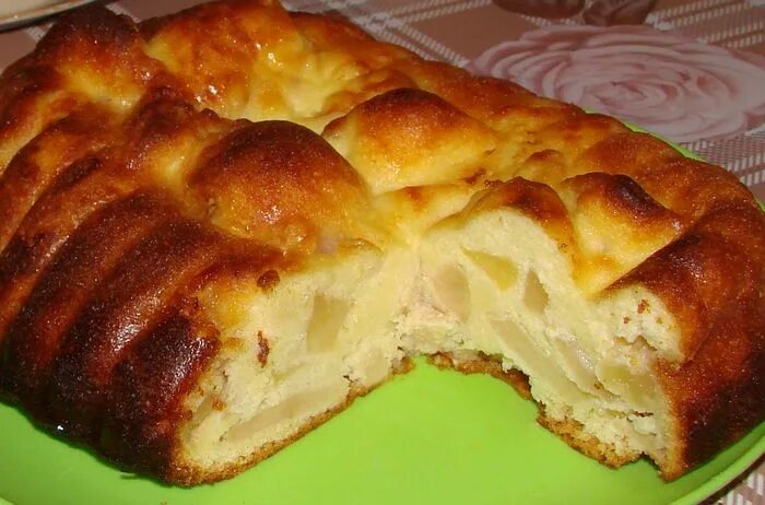 Дрожжевой пирог с творогом и яблоками. Пирог с яблоками в духовке из дрожжевого теста. Пирог с творогом из дрожжевого теста. Выпечка из творожного теста с яблоками гифки. Дрожжевой пирог с яблоками творогом.