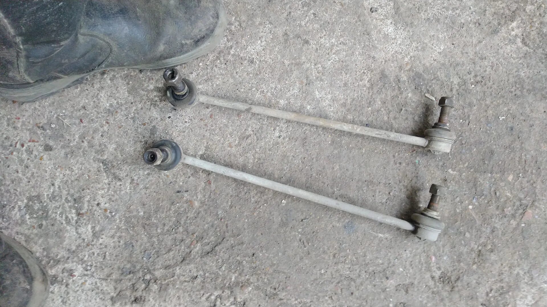 Vag 1k0411315k. Стойка стабилизатора карок. Стойки стабилизатора не шкоду карок. 8 передняя. Стойка стабилизатора карок.