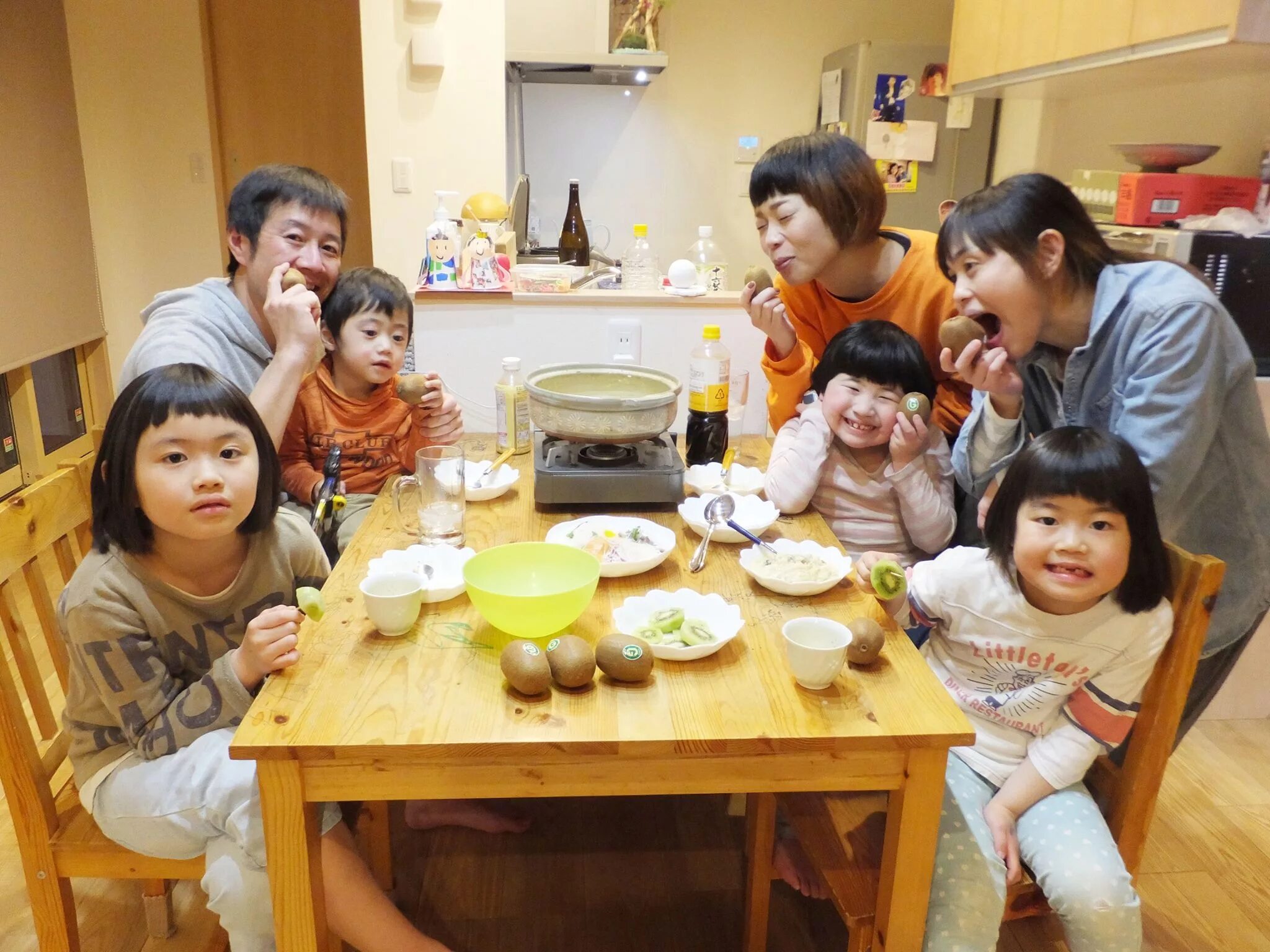 Japanese family story. Император японии акихито семья. Japanese love story 144. Едят на полу. Японская семья.