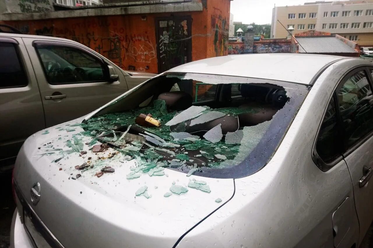 Разбитые машины во дворе. Заброшенная машина во дворе. Ваз 2106 автохлам. Старая машина во дворе. Дворовые машины разбитые.