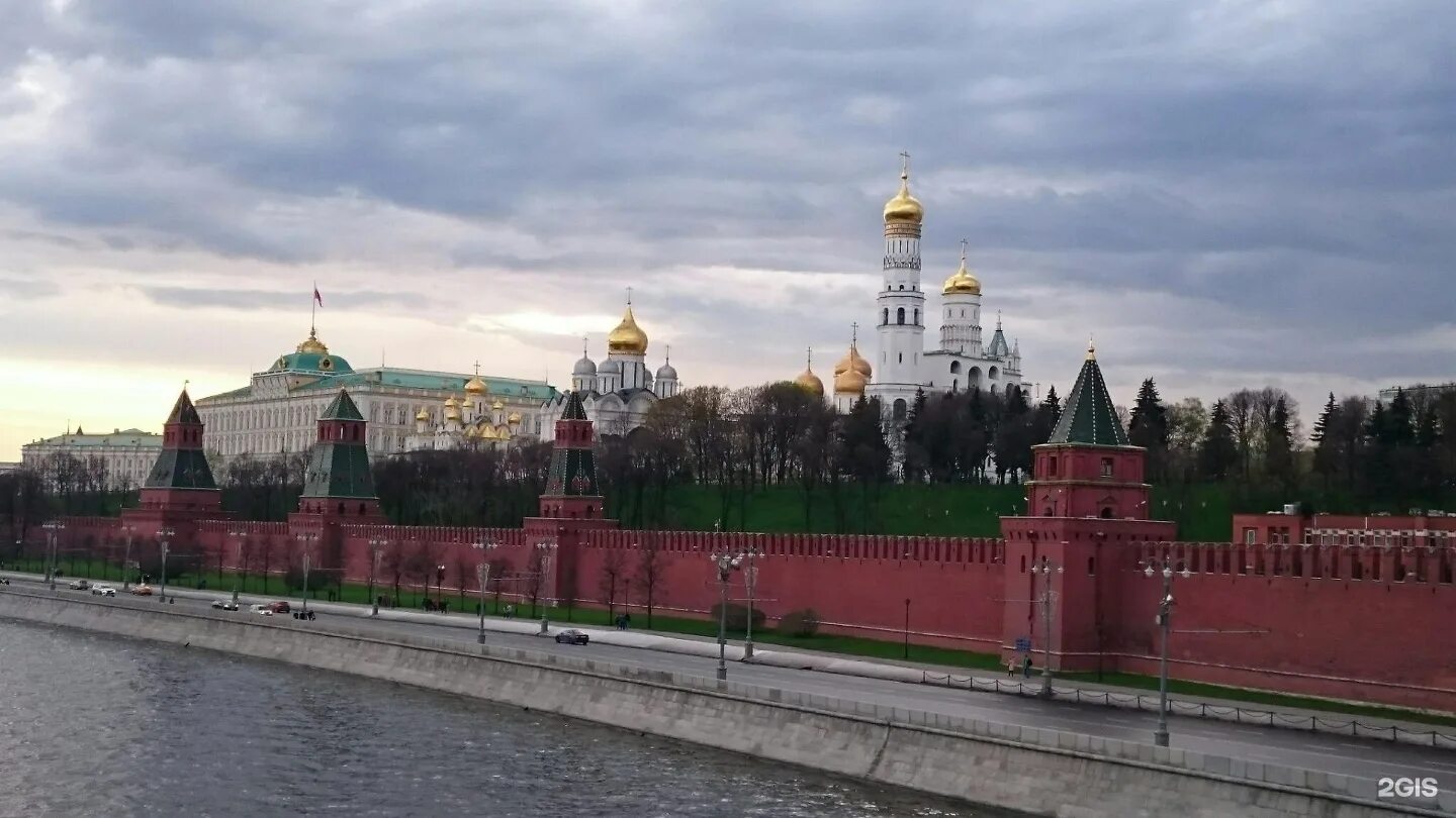 Кремлевский цвет. Территория Кремля в Москве. Кремль набережная Москвы-реки. Кремль Москва 1612. Виды Кремля в Москве.