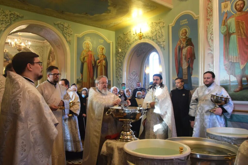 навечерие богоявления крещения. крещение праздник церковь. крещенские традиции. служба в церкви. служба на крещение.