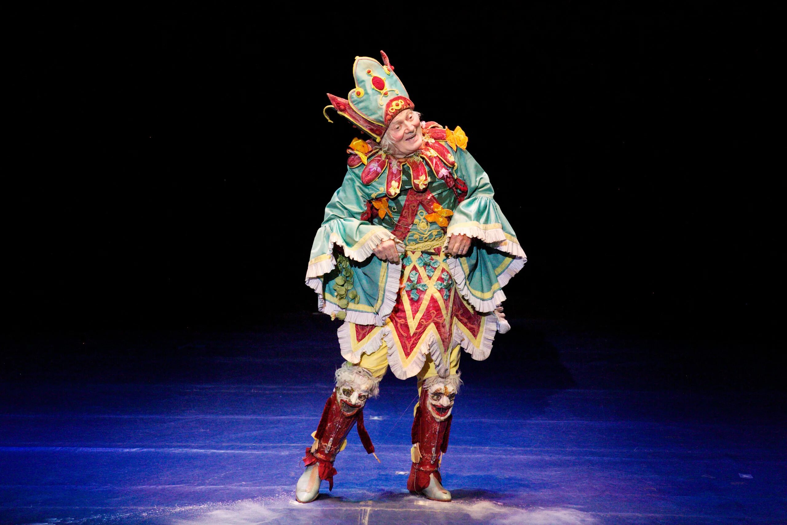 Коллектив цирка каскад. Цирк человек невидимка. Спектакль оратории это. Le cirque invisible цирк. Невидимый цирк.