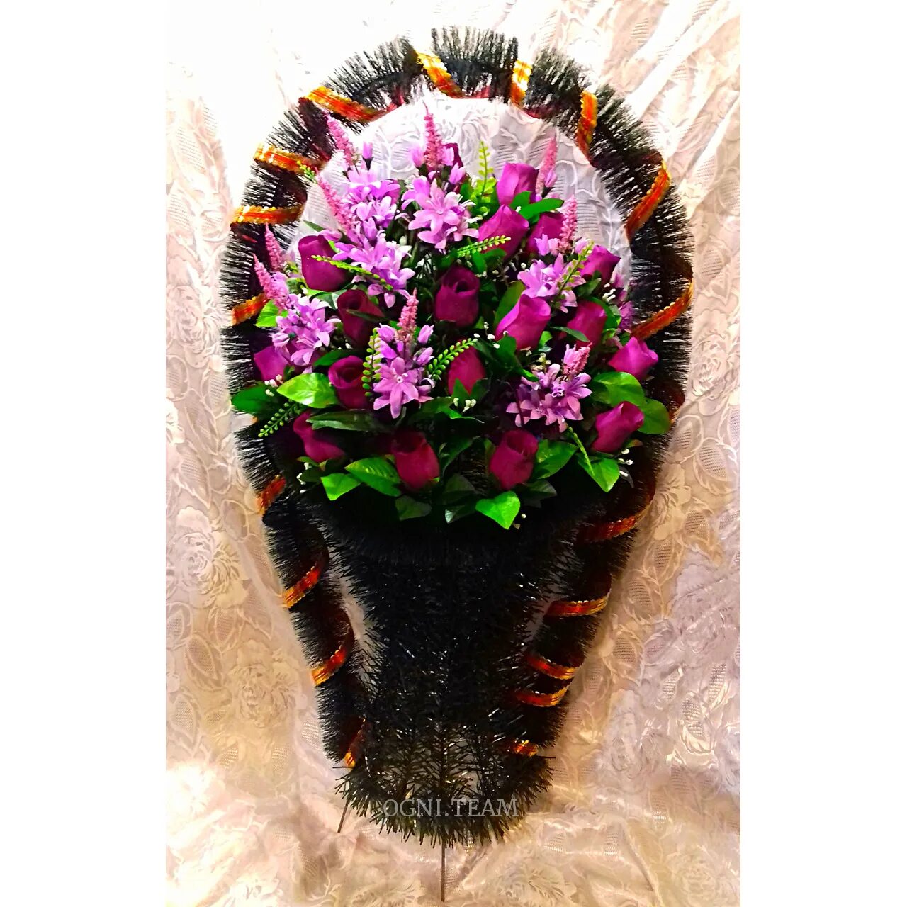 Венок корзина. Ритуальные корзины из искусственных цветов. Ритуальные венки флоритус. Венок корзинка ритуальные. Ритуальный венок медуница.