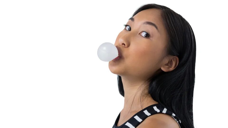 Картинка девушка в очках с жвачкой. Bubble gum для фотошопа. Ребенок надувает жвачку. Жевательная резинка упражнение для рта. Девушка с очками и жвачкой.