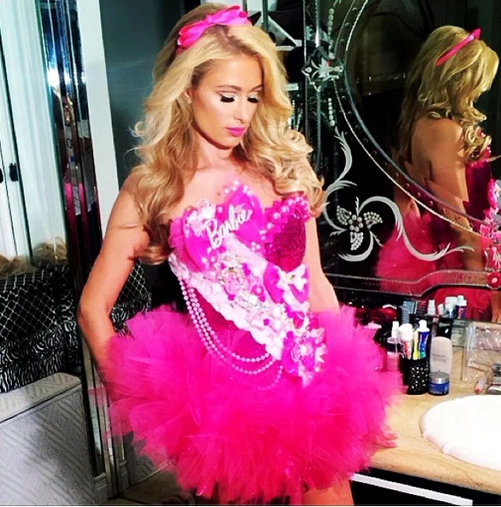 Наряд в стиле барби. Пэрис хилтон барби. пэрис хилтон в платье barbie. пэрис хилтон в стиле барби. пэрис хилтон барби фото.