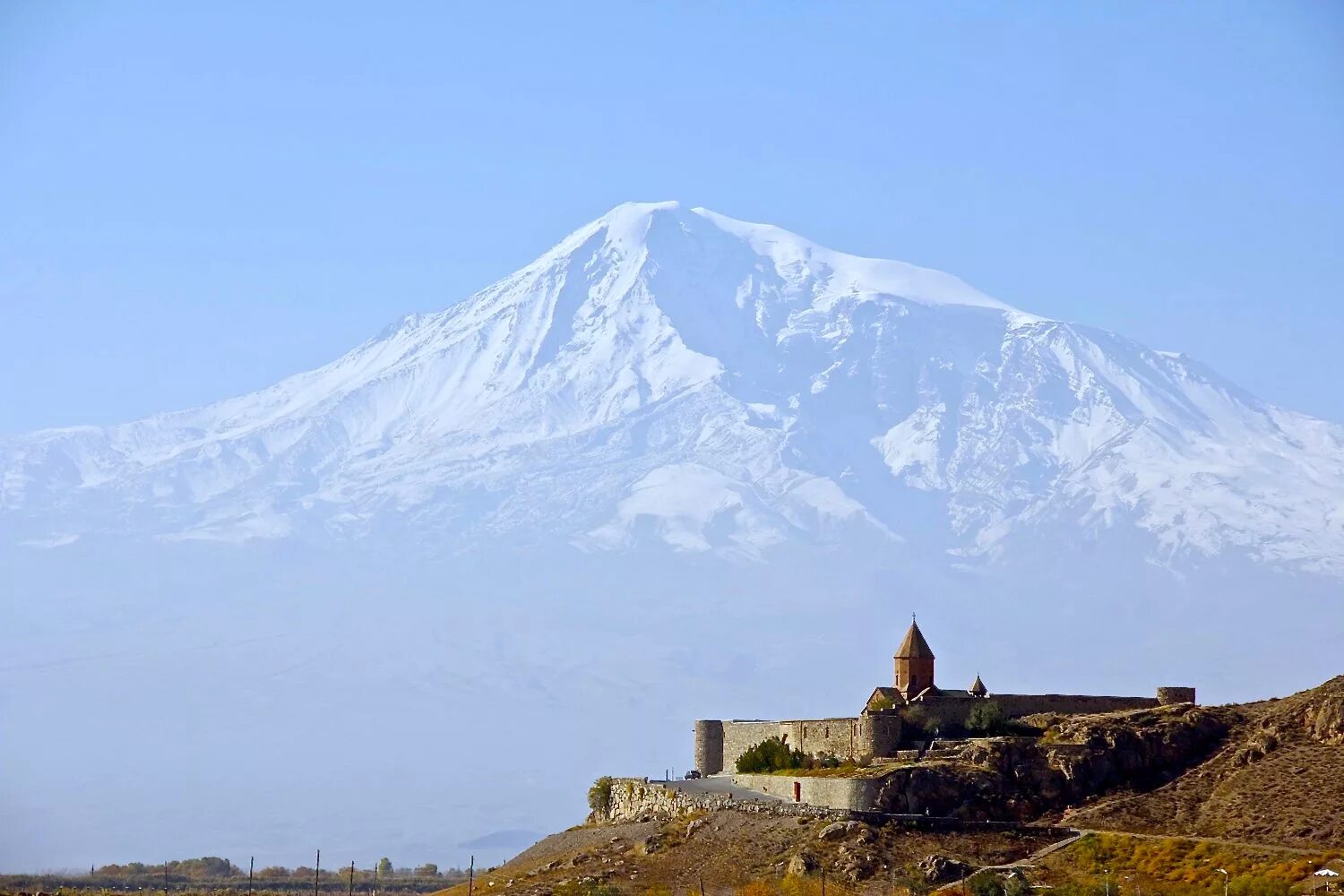 Армения перед. Хор Вирап Арарат. Хор Вирап Армения. Монастырь хор Вирап. Армения крепость хор Вирап.