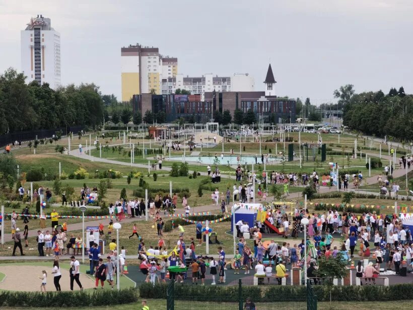 Парк 50 летия ваза тольятти. Парк 50 летия автоваза. Сквер 50 летия автоваза тольятти. Фонтаны в сквере 50 летия автоваза тольятти. Новый парк победы тольятти.