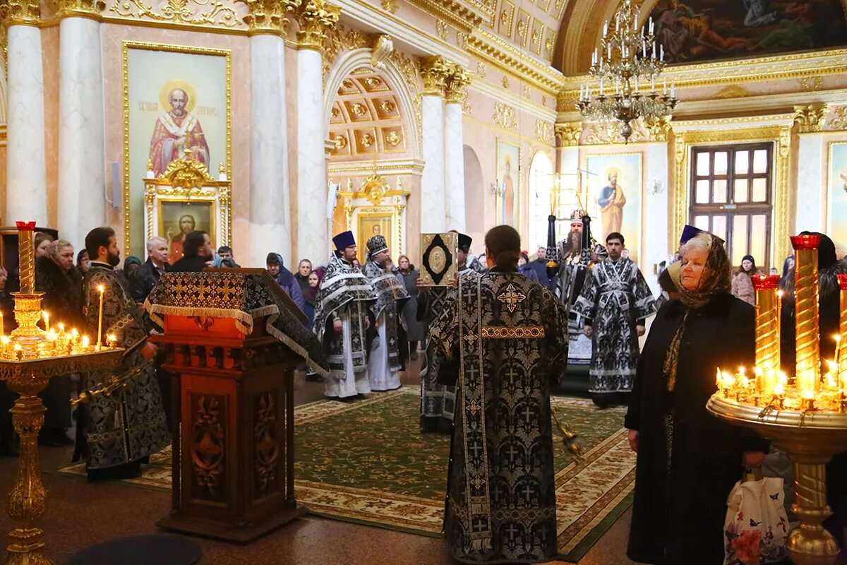 Староярмарочный собор внутри митрополит николай. Служба в староярмарочном соборе нижний новгород. Староярмарочный собор нижний новгород расписание богослужений. Митрополит нижегородский и арзамасский георгий. Дькон у митрополита георгия.