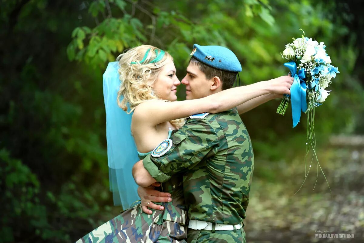 Военный парень с девушкой. Свадьба в армейском стиле. Жених в военной форме. Невеста солдата. Свадьба с военным.