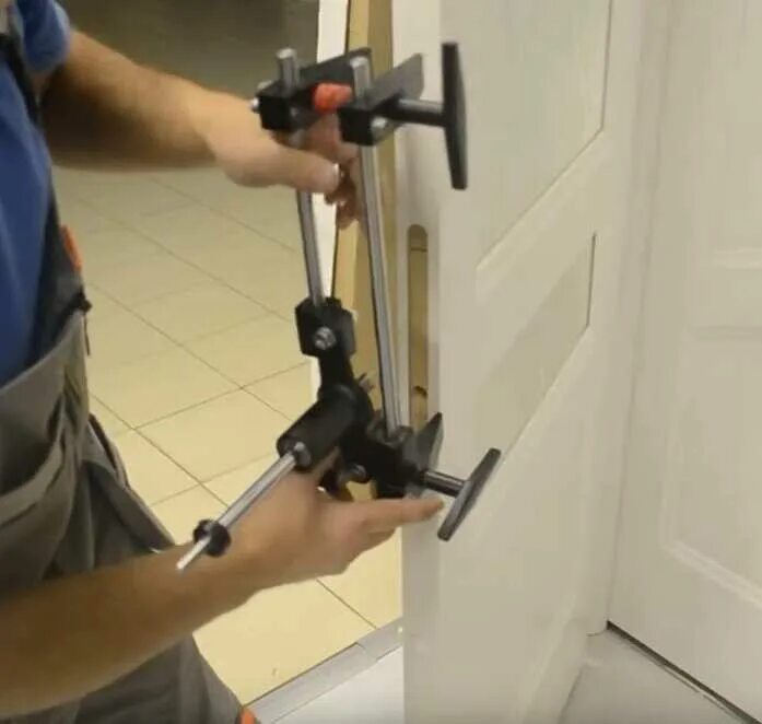 Инструмент для дверей и врезки замков. Инструмент для дверей и врезки замков. Кондуктор для врезки дверных замков milwaukee. Инструмент для дверей и врезки замков. Кондуктор для врезки дверных замков милуоки.