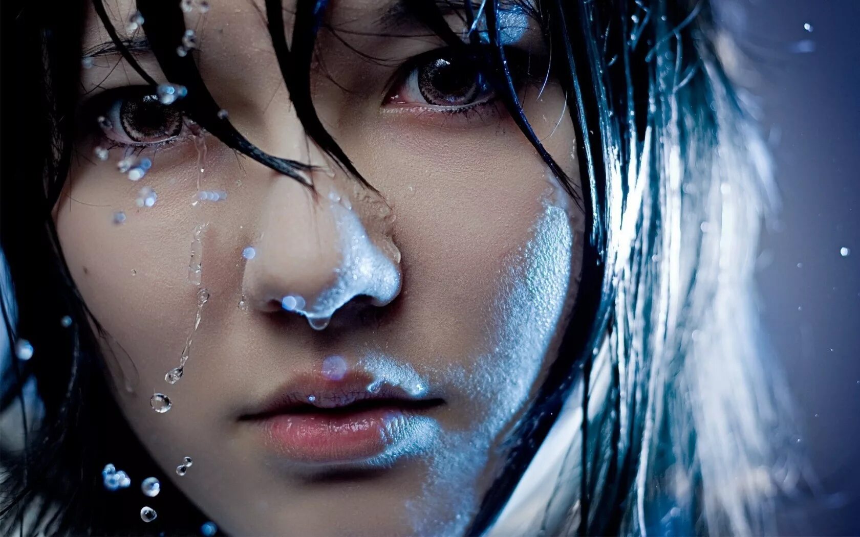 Фотосессия с мокрыми волосами. Фотосессия с мокрыми волосами. Девушка с мокрыми волосами. Мокрая девочка крупный план. Девушка в душе фотосессия.