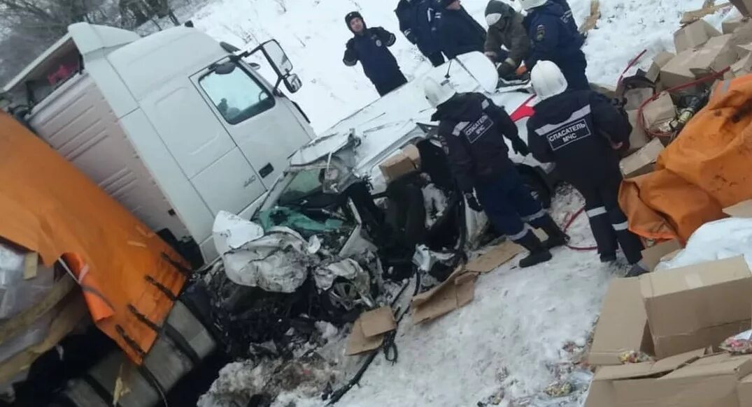 Фура подмяла под себя легковушку. ДТП Сахаровка Алексеевский район. Авария в Алексеевском районе с фурой. ДТП Алексеевский район РТ Татарстан.