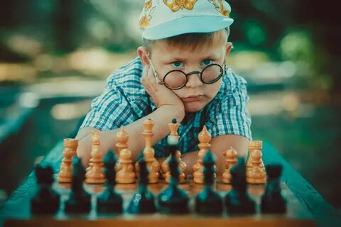 Мальчики играют в шахматы