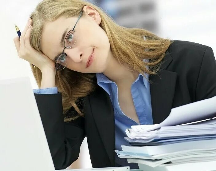 Мужчина и женщина на кухне. Деловая женщина устала. Семья бизнесменов. Жена много работает. Манерное поведение.