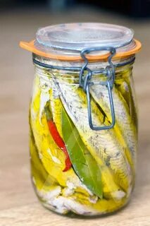 Консервировать скумбрию с овощами