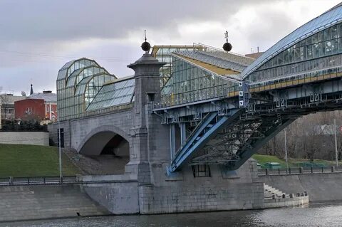 Пешеходный мост через москва реку