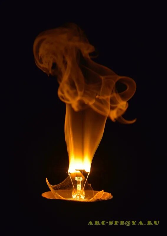 Как горит лампа овощами фото. Сгоревшая лампочка. Лампа без электричества с магнитом. Лучина горит. Крутые предметы лампа.