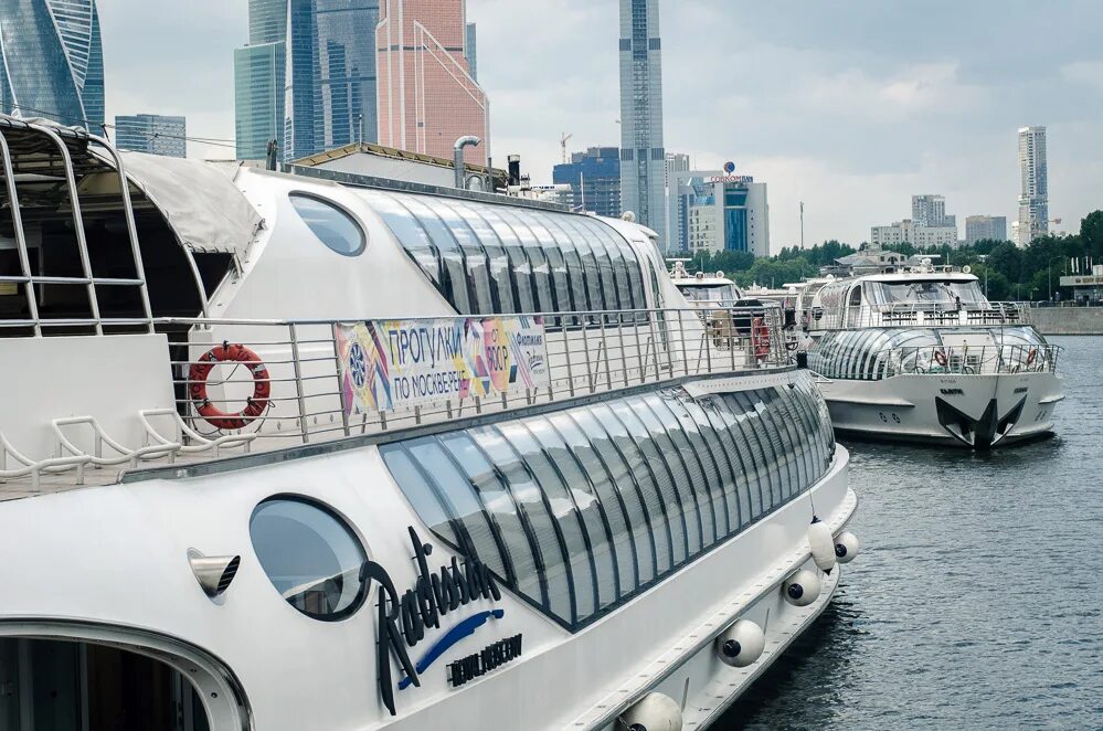 Пароход рэдиссон москва. Рэдиссон Роял теплоход. Корабль на Москве реке Рэдиссон. Теплоход Рэдиссон по Москве реке. Рэдиссон Роял теплоход Москва.