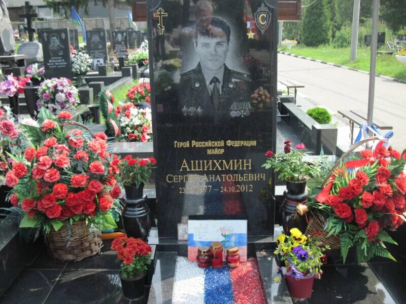 Могилы знаменитостей на николо архангельском кладбище. Николо-архангельское кладбище памятники. Могилы знаменитостей на николо архангельском кладбище. Николо-архангельское кладбище могилы. Могила жанны фриске на николо архангельском кладбище.