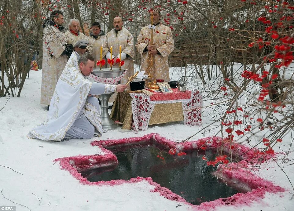 Крещение дата. Крещение православный праздник. Крещение Господне храм. Христианство крещение. Крещение праздник зимой.