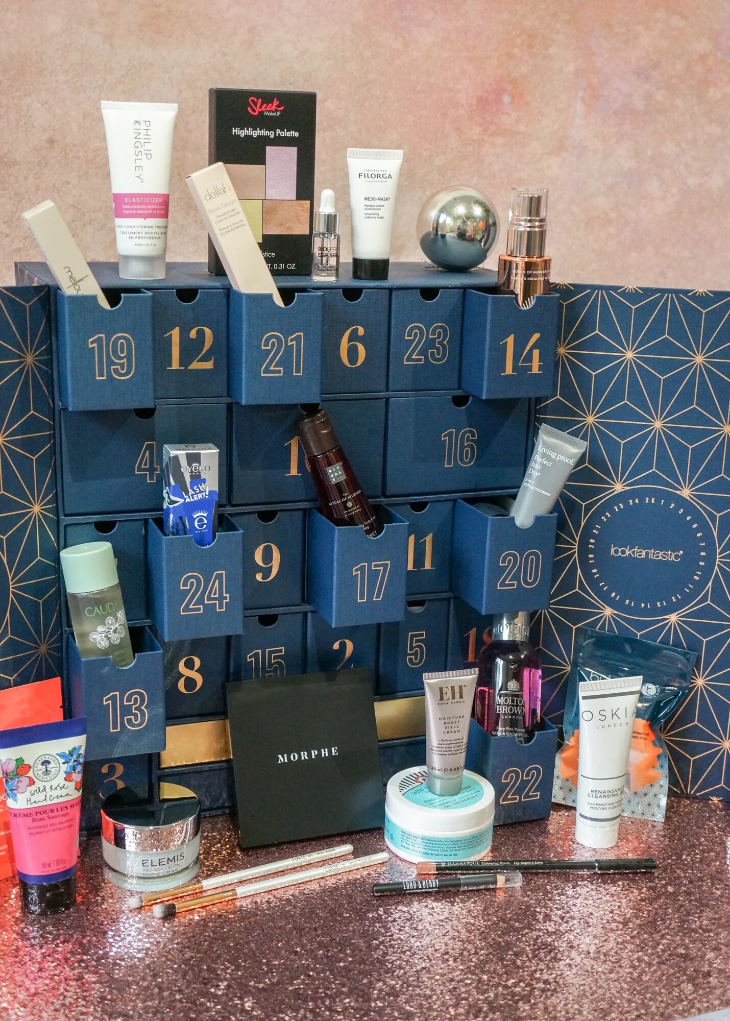 Lookfantastic advent calendar 2022. Lookfantastic адвент. Косметика и парфюмерия. Lookfantastic адвент. Адвент лукфантастик 2018.