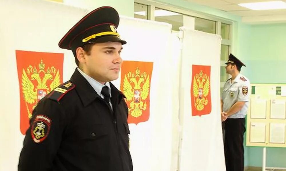 Полицейский на избирательном участке. Охрана порядка на выборах. Полицейские охраняют. Выборы в россии. Общественная безопасность выборы.