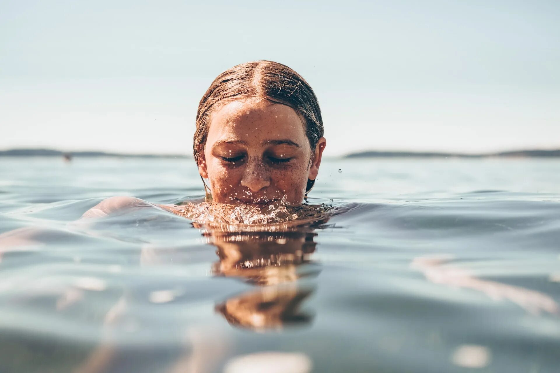 Группа купание в теплой воде. Купаться в реке. женщина в воде фото. здоровье через воду. разные люди у воды.