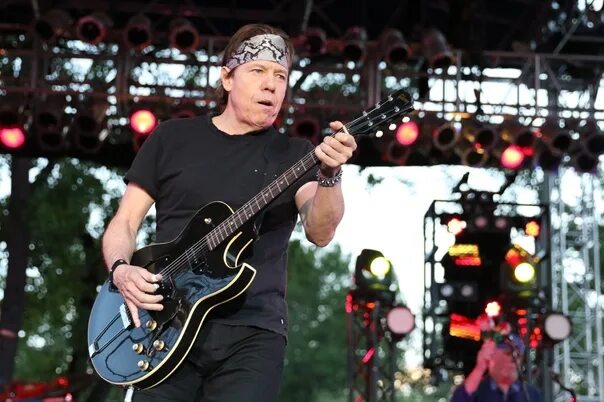 George thorogood bad to the. Джордж Торогуд. Фото George Thorogood. George Thorogood & the Destroyers. George Thorogood 2022.