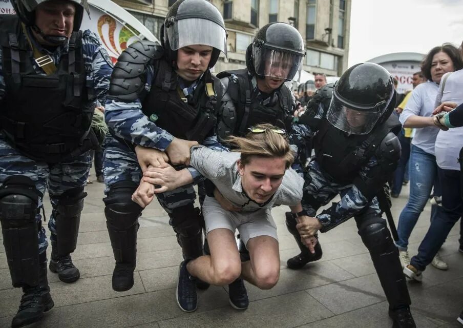 Человека бьют толпой. Два человека бьют одного. Человека бьют толпой. Человека бьют толпой. Человека бьют толпой.