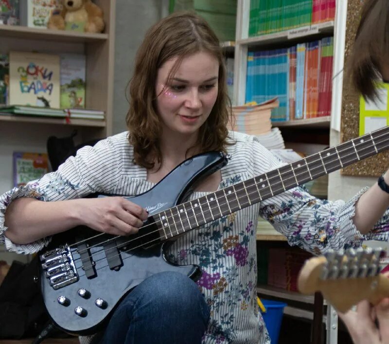 Валерия абумова. Уютный квартирник. Квартирник в школе танцев. Выступление в школе рок. Квартирник в школе.