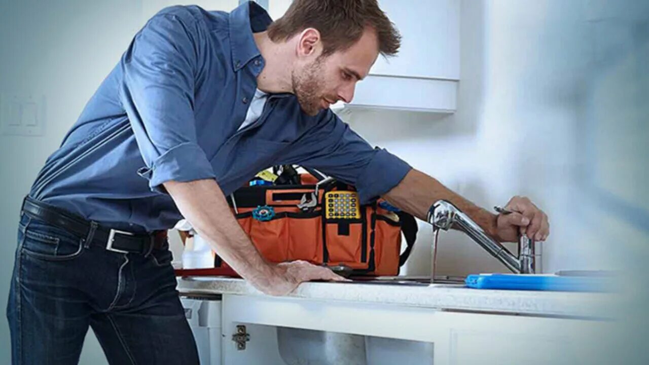 прайдекс. профессия слесарь. компания приглашает на работу. помощник по хозяйству фото. человек что-то ремонтирует.