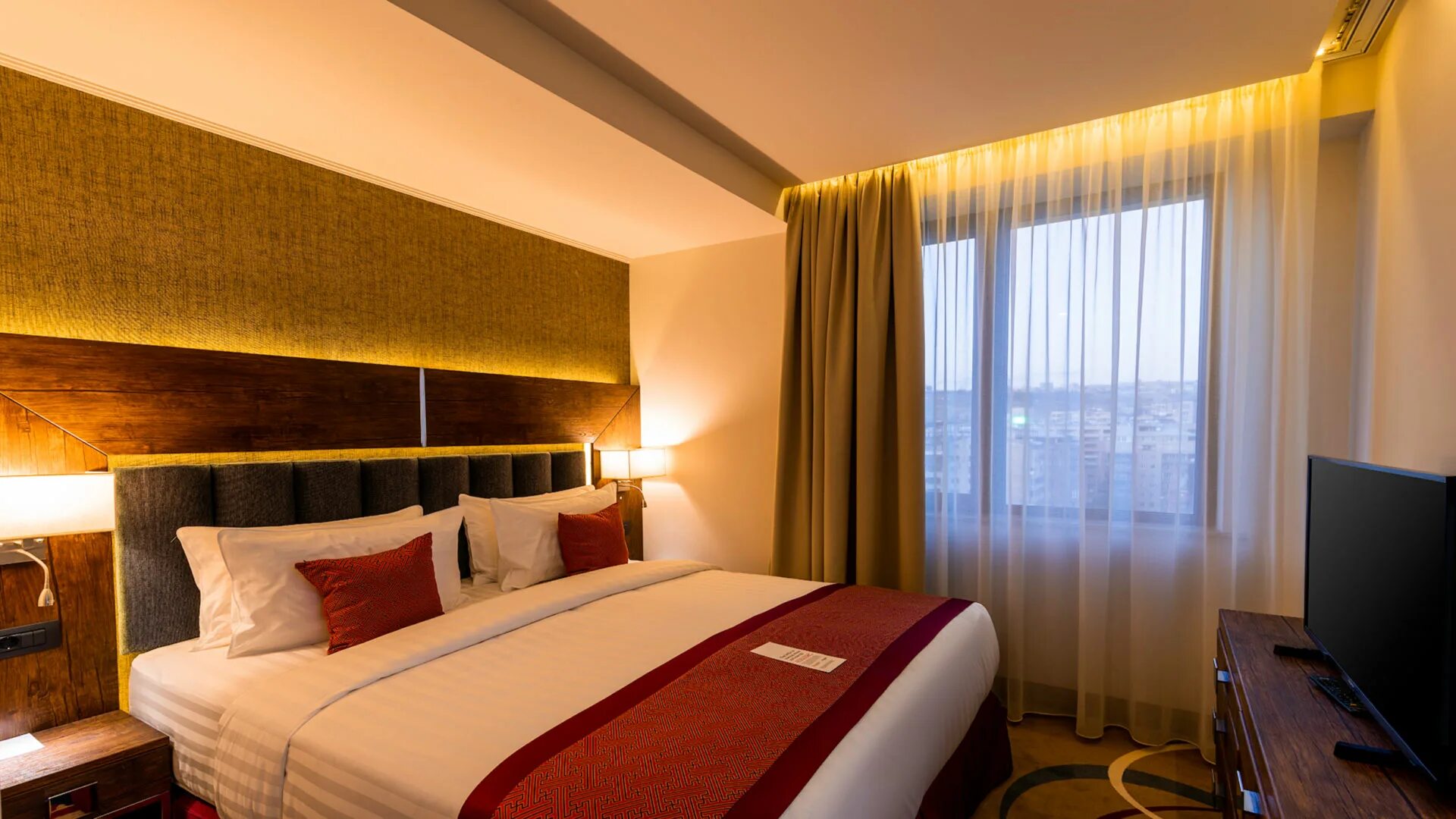 Отель в ереване в центре недорого. Ramada Hotel Ереван. Ramada by Wyndham Ереван. Ramada by Wyndham 5 Баку. Ramada Hotel & Suites by Wyndham Yerevan.