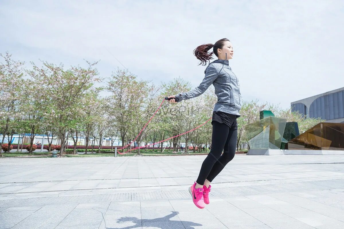 Скиппинг красивые фото Омск. Я здорова высокая девушка в прыжке. Прыжки девушки СКФО.