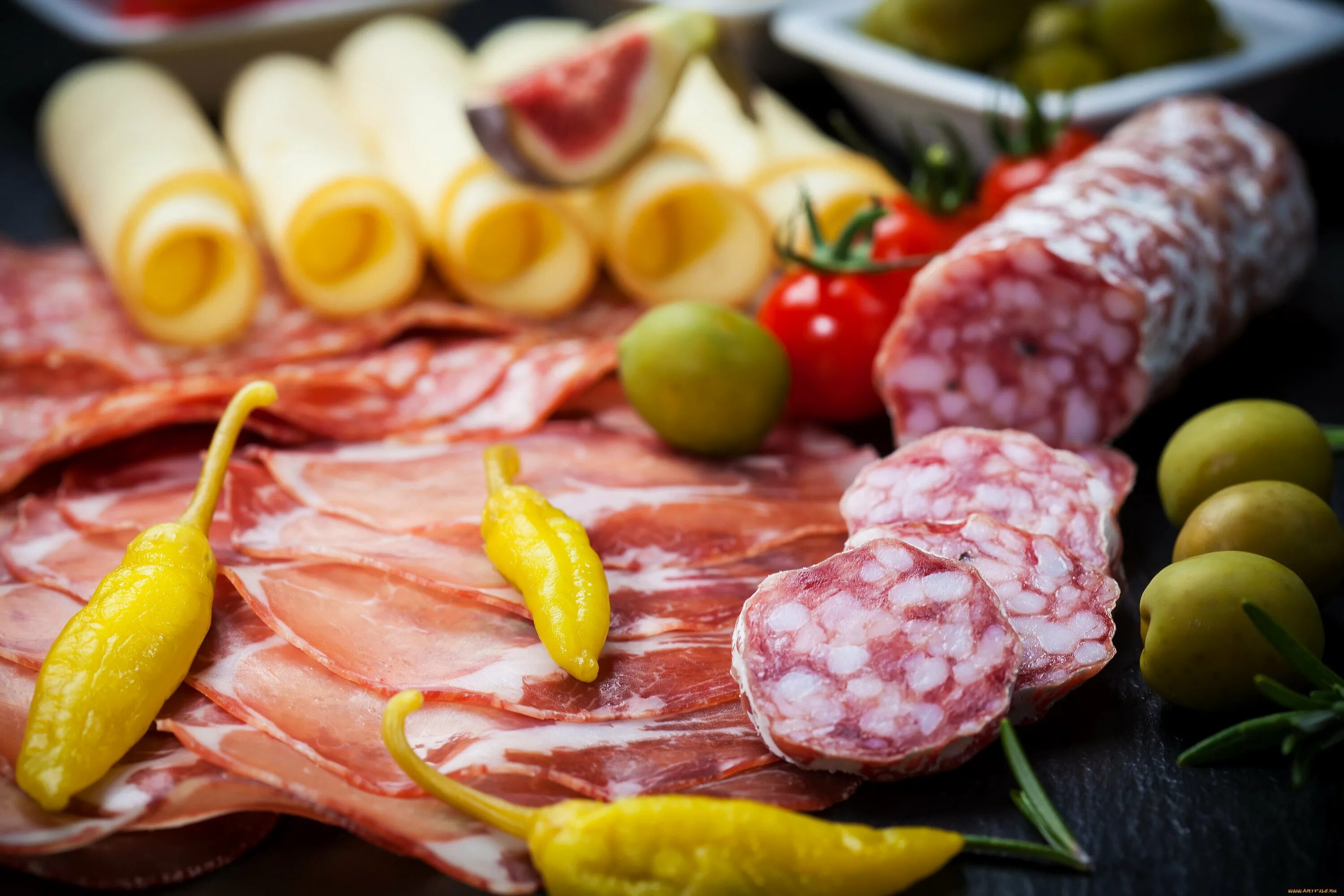 Больше нарезка. Мясные продукты. мясо колбасы. мясо сыр колбаса. нарезка колбаса сыр.