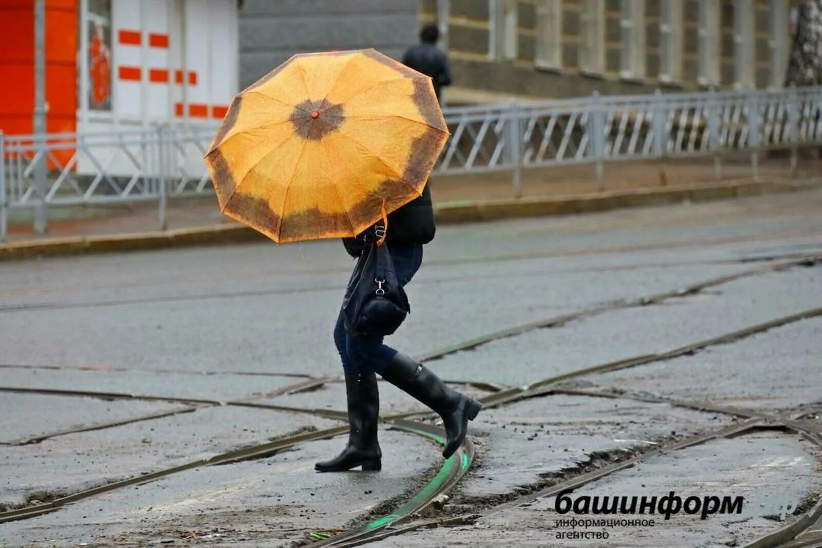 Во сколько закончится дождь в уфе. Дождливый день. дождливая погода. сильный ветер и дождь. сильный дождь осенью.