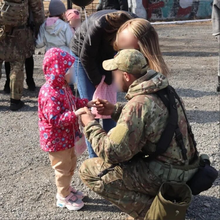 Российские военные и дети Украины. Российские солдаты с украинскими детьми. Российские войска спасают детей на Украине. Новости сегодня россия операция