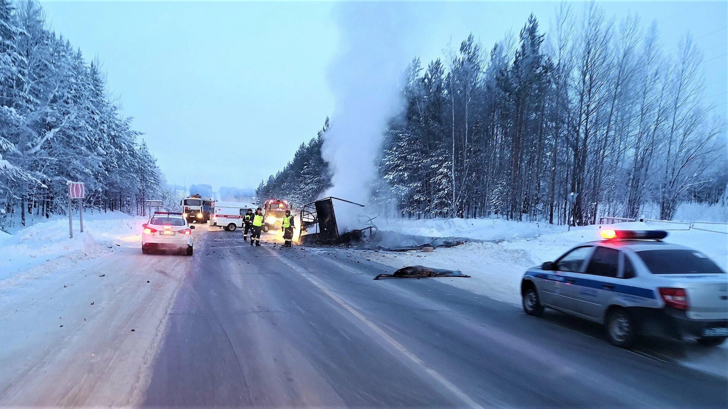 Авария тюмень ханты мансийск сегодня на трассе. Авария на трассе тюмень ханты мансийск. Дтп трасса тюмень ханты мансийск. Ханты мансийск тюмень трасса авария. Авария на трассе тюмень ханты мансийск.