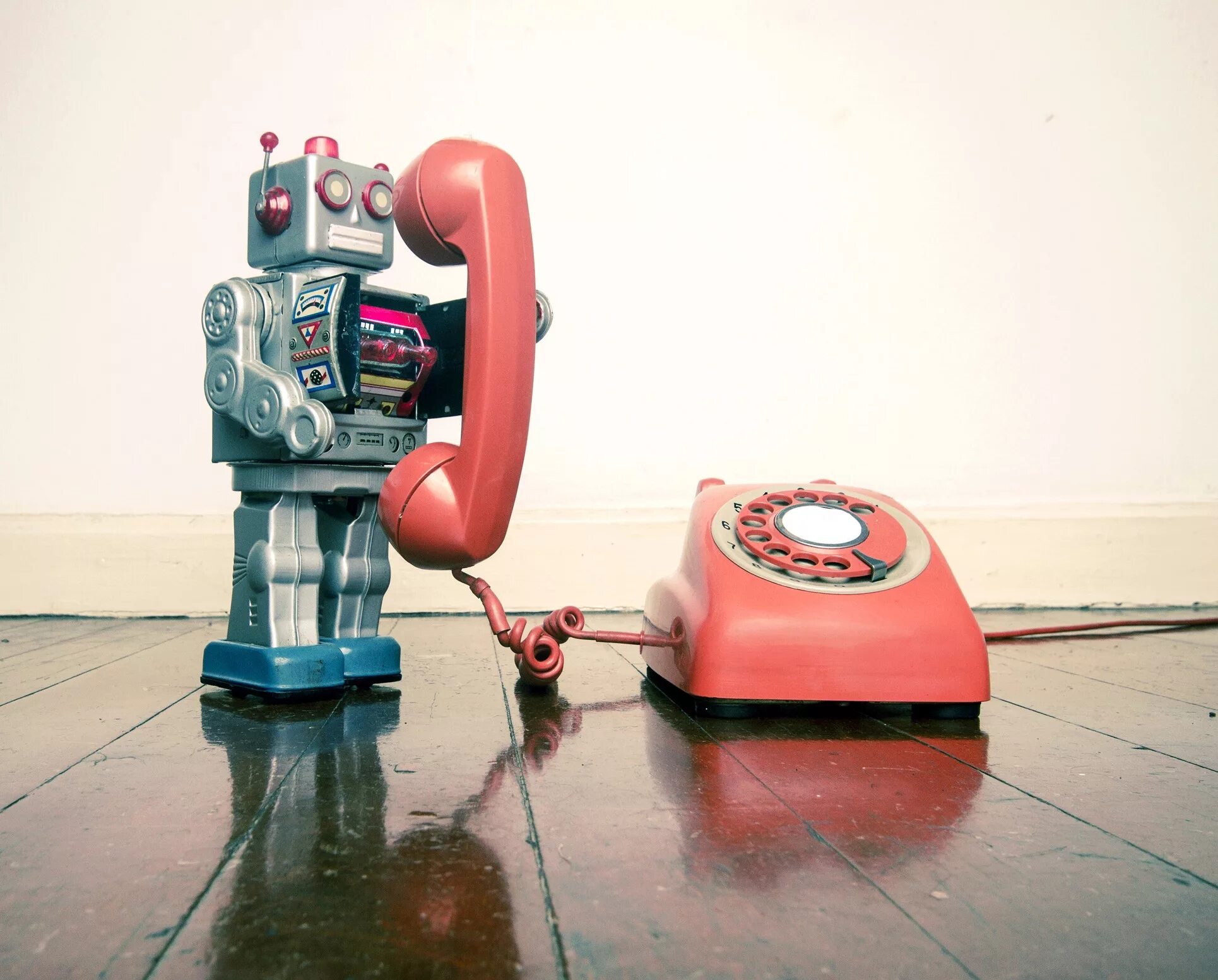 Robot calls. Робот автоответчик. Робот с телефоном. Звонки роботом. Робот с телефонной трубкой.