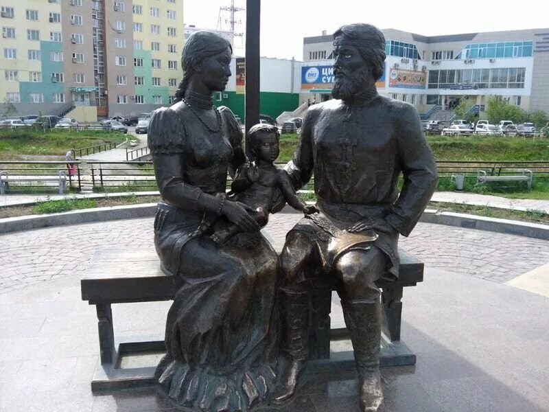 Памятник семену дежневу. Памятник дежневу и абакаяде якутск. памятник семёну дежнёву.