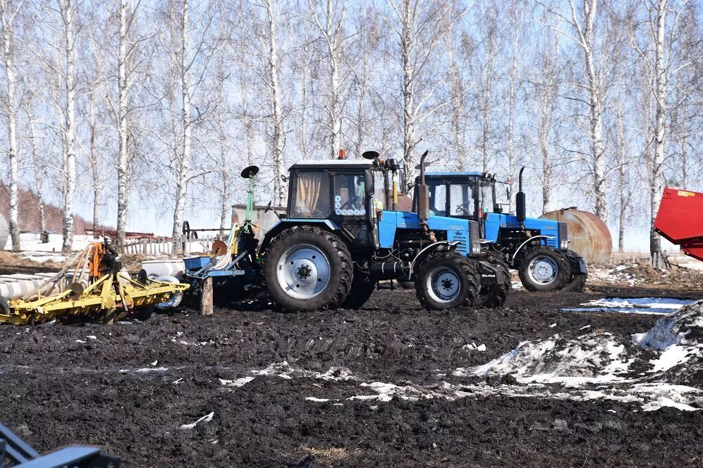 Посевной комплекс ростсельмаш. Техника полевых работ. Сельхозтехника в поле. Подготовка техники к весенне полевым работам. Мтз 1221 с сеялкой.