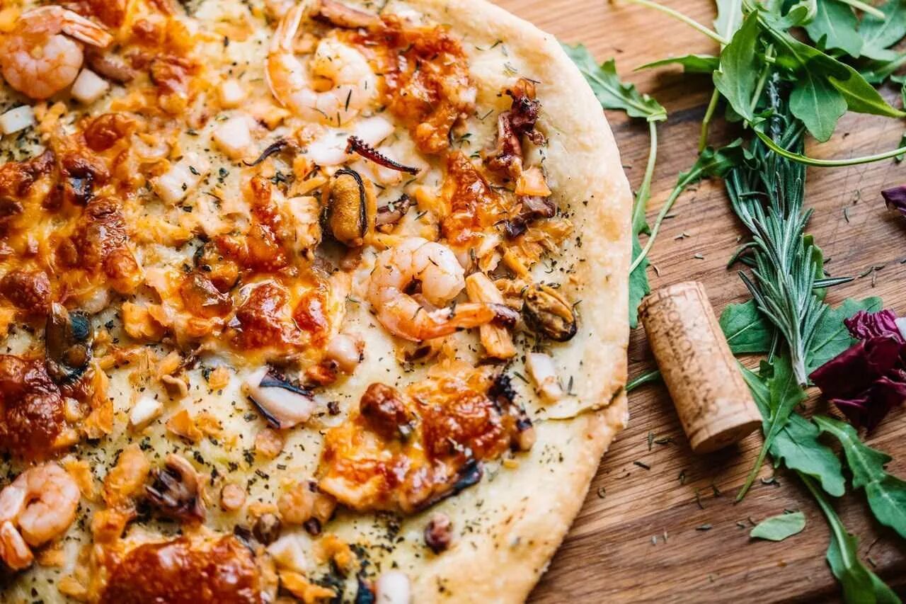 Домашняя пицца на тонком тесте рецепт. Пицца с морепродуктами. Итальянская пицца. Тонкая итальянская пицца. Пицца с морепродуктами Италия.