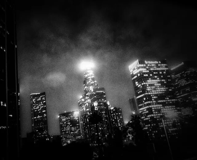 игры в стиле нуар. нуарный город. город в стиле нуар. черно белый нуар. человек паук нуар.