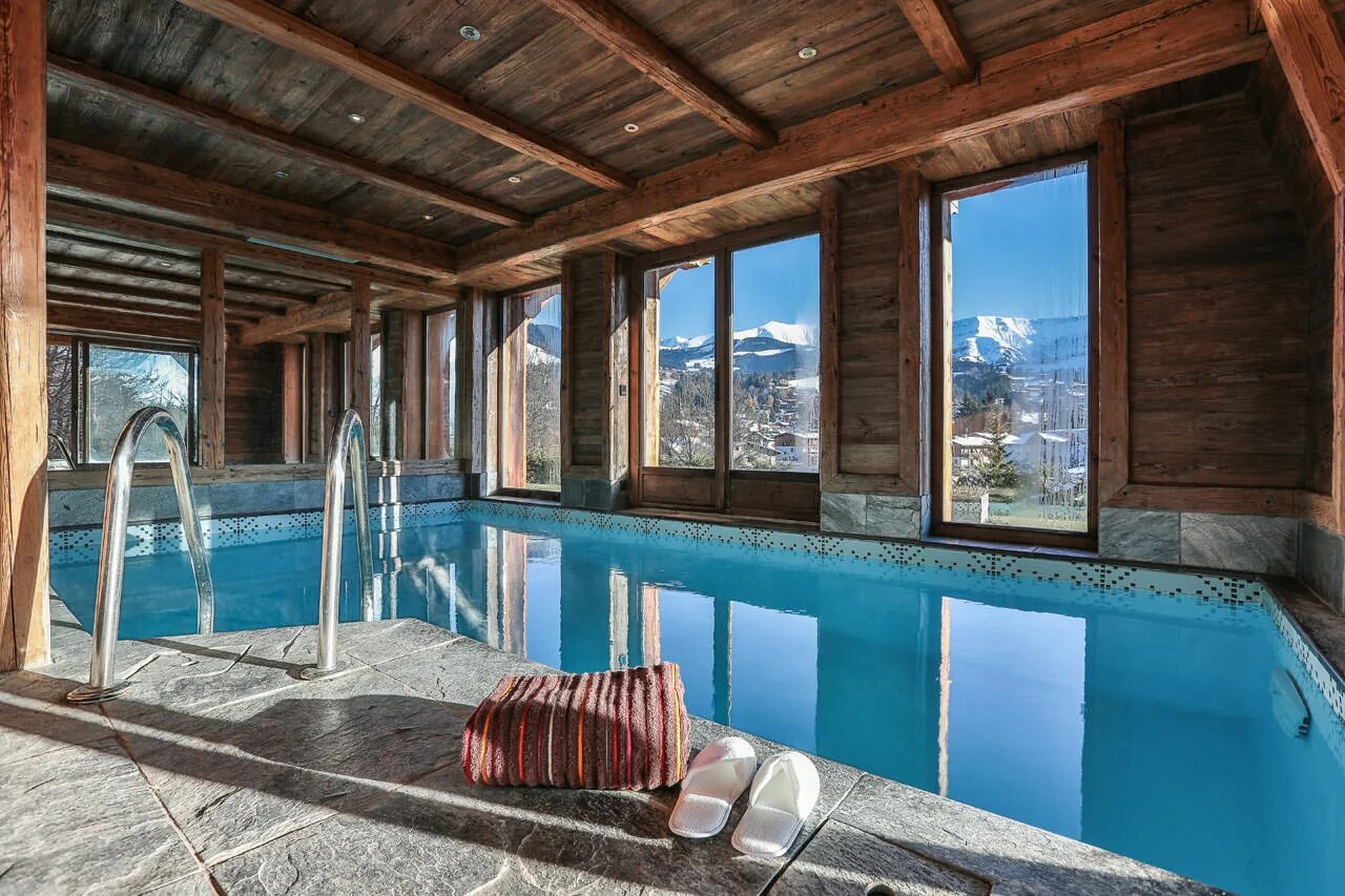 Бассейн в доме. Дом в стиле шале с бассейном. Бассейн в шале. Баня с бассейном шале. Баня с бассейном в стиле шале.